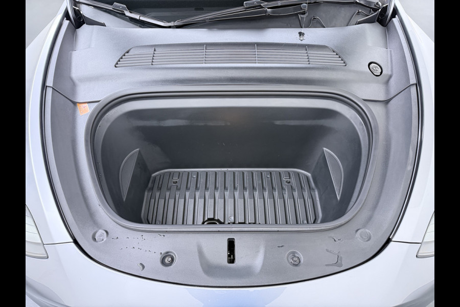 Tesla Model Y Performance 534pk 0-100 3,8 sec. Trekhaak AWD 78,1kWh Warmtepomp FSD-Comp.3 AutoPilot Carbon-Spoiler Elek.Achterklep AMD-Ryzen P Camera Navi LED ACC DAB Voorverwarmen interieur en Keyless via App One-Pedal-Drive Garantie op Accu 03-02-2031 maz. 192.000km max. 250Kw laadvermogen !