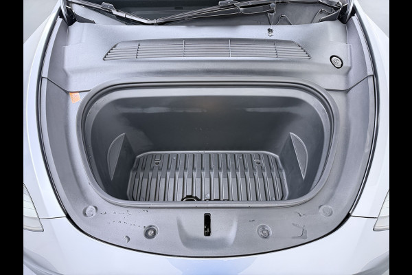 Tesla Model Y Performance 534pk 0-100 3,8 sec. Trekhaak AWD 78,1kWh Warmtepomp FSD-Comp.3 AutoPilot Carbon-Spoiler Elek.Achterklep AMD-Ryzen P Camera Navi LED ACC DAB Voorverwarmen interieur en Keyless via App One-Pedal-Drive Garantie op Accu 03-02-2031 maz. 192.000km max. 250Kw laadvermogen !