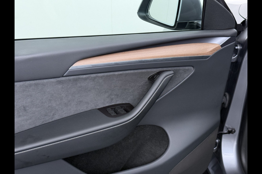 Tesla Model Y Performance 534pk 0-100 3,8 sec. Trekhaak AWD 78,1kWh Warmtepomp FSD-Comp.3 AutoPilot Carbon-Spoiler Elek.Achterklep AMD-Ryzen P Camera Navi LED ACC DAB Voorverwarmen interieur en Keyless via App One-Pedal-Drive Garantie op Accu 03-02-2031 maz. 192.000km max. 250Kw laadvermogen !