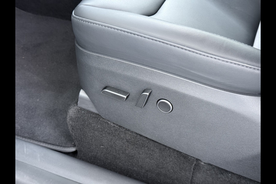 Tesla Model Y Performance 534pk 0-100 3,8 sec. Trekhaak AWD 78,1kWh Warmtepomp FSD-Comp.3 AutoPilot Carbon-Spoiler Elek.Achterklep AMD-Ryzen P Camera Navi LED ACC DAB Voorverwarmen interieur en Keyless via App One-Pedal-Drive Garantie op Accu 03-02-2031 maz. 192.000km max. 250Kw laadvermogen !