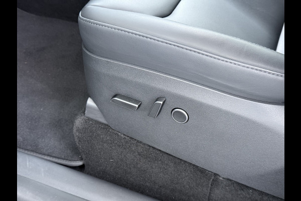 Tesla Model Y Performance 534pk 0-100 3,8 sec. Trekhaak AWD 78,1kWh Warmtepomp FSD-Comp.3 AutoPilot Carbon-Spoiler Elek.Achterklep AMD-Ryzen P Camera Navi LED ACC DAB Voorverwarmen interieur en Keyless via App One-Pedal-Drive Garantie op Accu 03-02-2031 maz. 192.000km max. 250Kw laadvermogen !