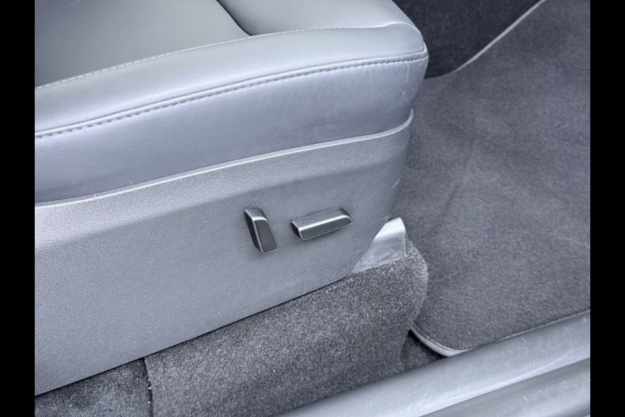 Tesla Model Y Performance 534pk 0-100 3,8 sec. Trekhaak AWD 78,1kWh Warmtepomp FSD-Comp.3 AutoPilot Carbon-Spoiler Elek.Achterklep AMD-Ryzen P Camera Navi LED ACC DAB Voorverwarmen interieur en Keyless via App One-Pedal-Drive Garantie op Accu 03-02-2031 maz. 192.000km max. 250Kw laadvermogen !