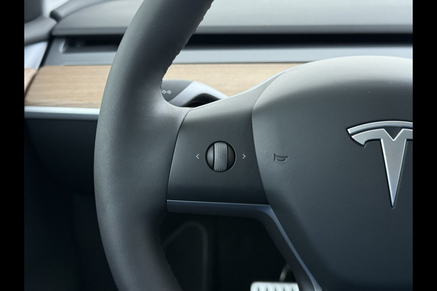 Tesla Model Y Performance 534pk 0-100 3,8 sec. Trekhaak AWD 78,1kWh Warmtepomp FSD-Comp.3 AutoPilot Carbon-Spoiler Elek.Achterklep AMD-Ryzen P Camera Navi LED ACC DAB Voorverwarmen interieur en Keyless via App One-Pedal-Drive Garantie op Accu 03-02-2031 maz. 192.000km max. 250Kw laadvermogen !