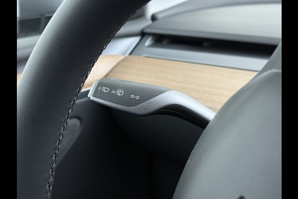 Tesla Model Y Performance 534pk 0-100 3,8 sec. Trekhaak AWD 78,1kWh Warmtepomp FSD-Comp.3 AutoPilot Carbon-Spoiler Elek.Achterklep AMD-Ryzen P Camera Navi LED ACC DAB Voorverwarmen interieur en Keyless via App One-Pedal-Drive Garantie op Accu 03-02-2031 maz. 192.000km max. 250Kw laadvermogen !