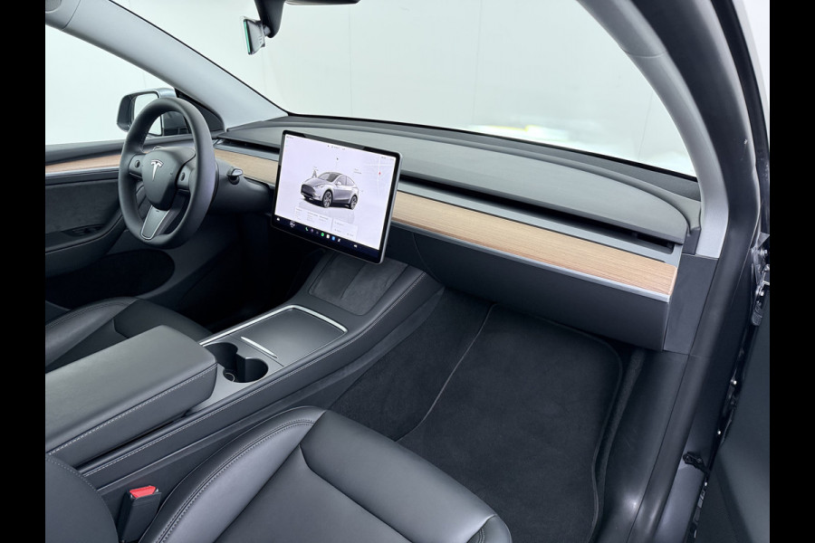 Tesla Model Y Performance 534pk 0-100 3,8 sec. Trekhaak AWD 78,1kWh Warmtepomp FSD-Comp.3 AutoPilot Carbon-Spoiler Elek.Achterklep AMD-Ryzen P Camera Navi LED ACC DAB Voorverwarmen interieur en Keyless via App One-Pedal-Drive Garantie op Accu 03-02-2031 maz. 192.000km max. 250Kw laadvermogen !