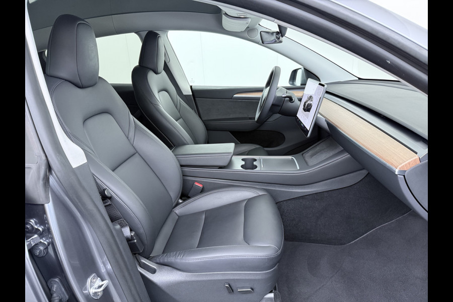 Tesla Model Y Performance 534pk 0-100 3,8 sec. Trekhaak AWD 78,1kWh Warmtepomp FSD-Comp.3 AutoPilot Carbon-Spoiler Elek.Achterklep AMD-Ryzen P Camera Navi LED ACC DAB Voorverwarmen interieur en Keyless via App One-Pedal-Drive Garantie op Accu 03-02-2031 maz. 192.000km max. 250Kw laadvermogen !