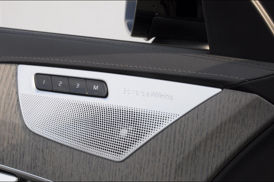 Volvo XC90 T8 455PK Recharge AWD Ultra Dark Long range / Luchtvering / Bowers & Wilkins/ Polestar Tuning / HEICO verlaging / Trekhaak / Head-up display / Stoelverwarming en ventilatie / Massagestoelen / Memory seats / Adaptive cruise control / 360 Camera /