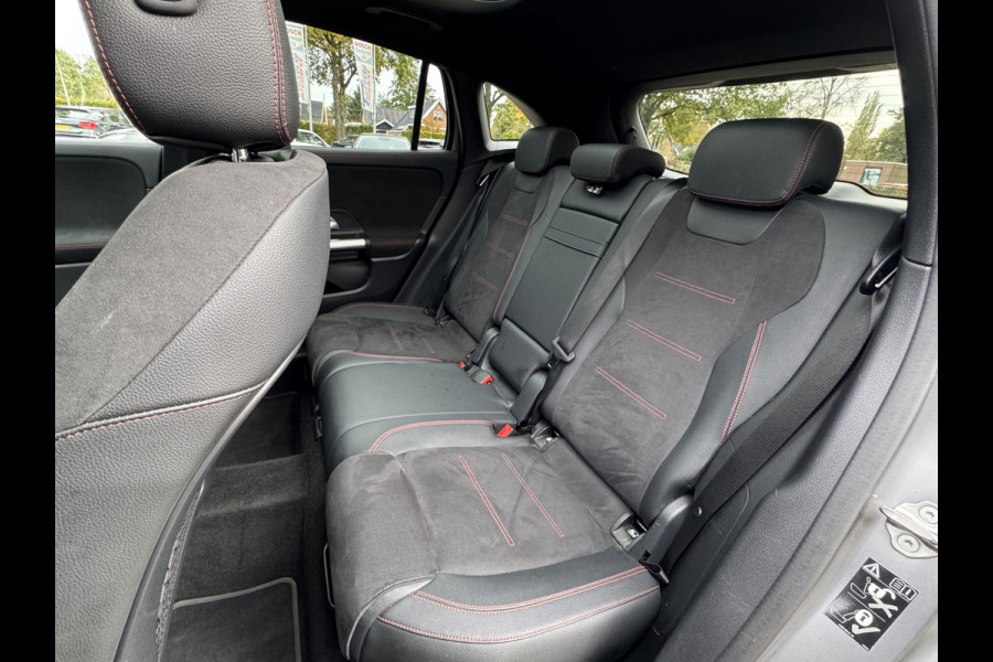 Mercedes-Benz GLA 180 Business Solution AMG Automaat/Panoramadak/LED/Keyless/Widescreen