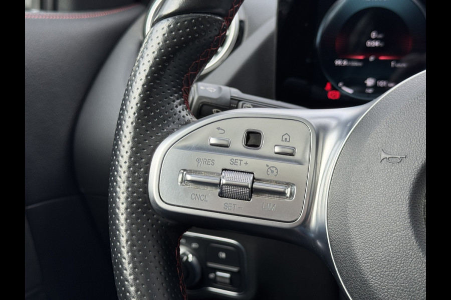 Mercedes-Benz GLA 180 Business Solution AMG Automaat/Panoramadak/LED/Keyless/Widescreen