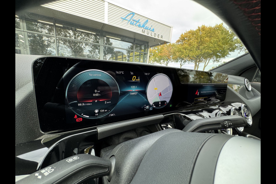 Mercedes-Benz GLA 180 Business Solution AMG Automaat/Panoramadak/LED/Keyless/Widescreen