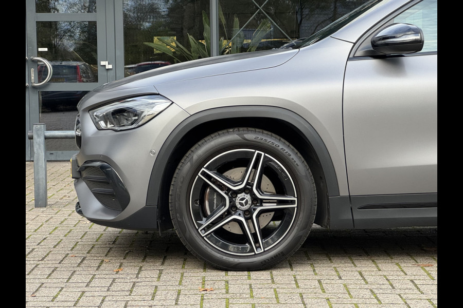 Mercedes-Benz GLA 180 Business Solution AMG Automaat/Panoramadak/LED/Keyless/Widescreen