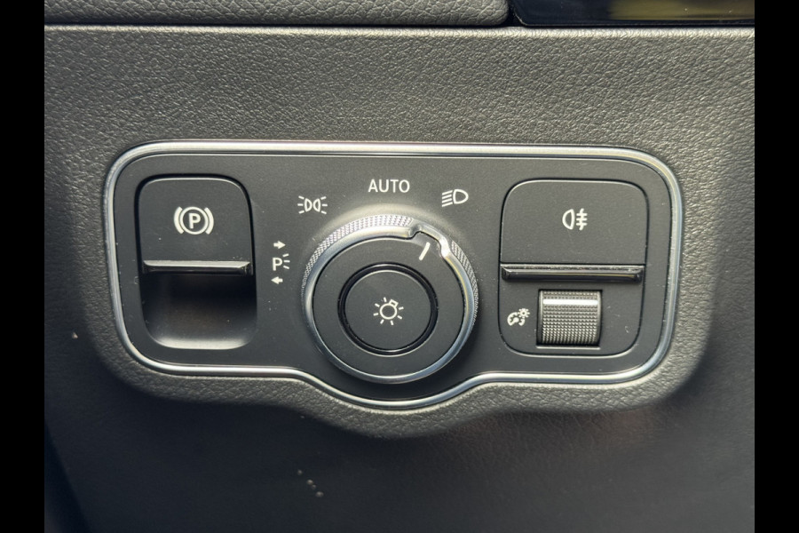 Mercedes-Benz GLA 180 Business Solution AMG Automaat/Panoramadak/LED/Keyless/Widescreen