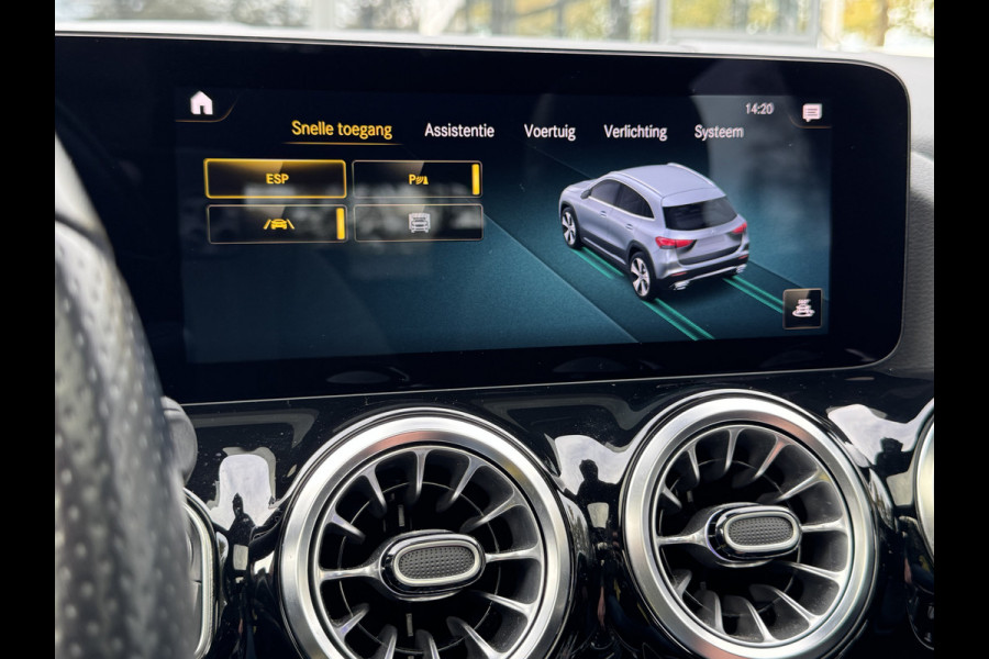 Mercedes-Benz GLA 180 Business Solution AMG Automaat/Panoramadak/LED/Keyless/Widescreen