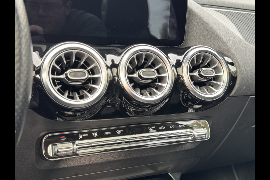 Mercedes-Benz GLA 180 Business Solution AMG Automaat/Panoramadak/LED/Keyless/Widescreen