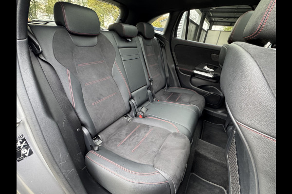 Mercedes-Benz GLA 180 Business Solution AMG Automaat/Panoramadak/LED/Keyless/Widescreen