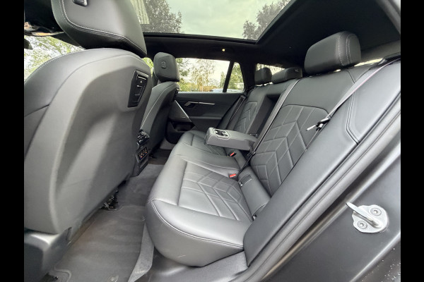 BMW 5 Serie Touring 540d xDrive M-Sport FULL OPTION Leer/Pano/Camera/Trekhaak/ 21 inch