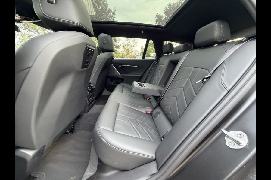 BMW 5 Serie Touring 540d xDrive FULL OPTION Leer/Pano/Camera/Trekhaak/ 21 inch