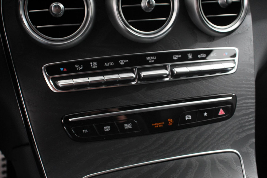 Mercedes-Benz GLC 300e 4-MATIC Business AMG Night Pack | Full LED | Trekhaak | Navigatie | PDC | Camera | MBUX