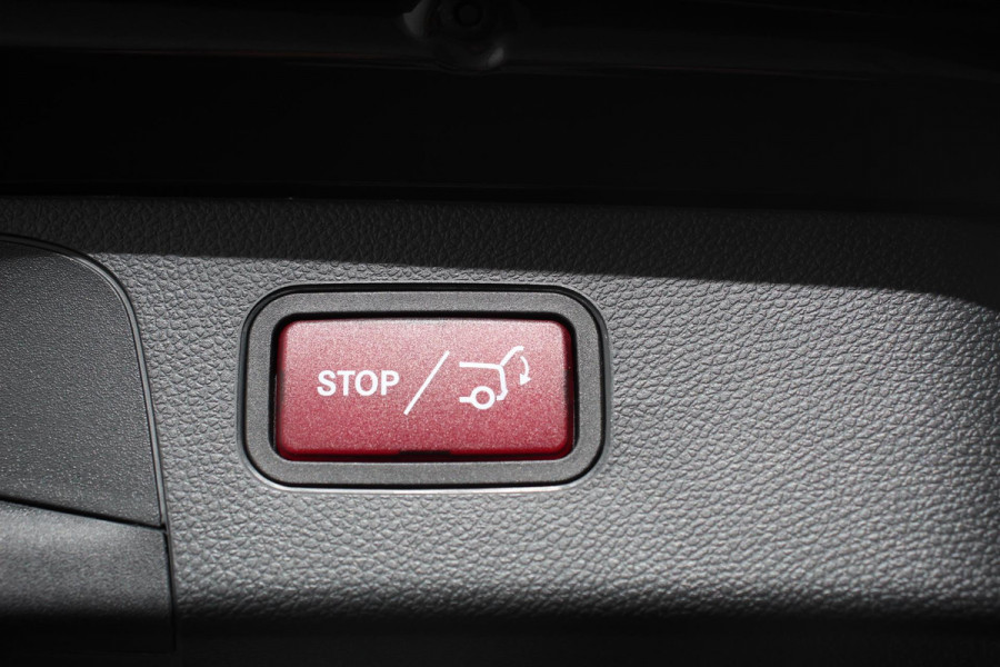 Mercedes-Benz GLC 300e 4-MATIC Business AMG Night Pack | Full LED | Trekhaak | Navigatie | PDC | Camera | MBUX