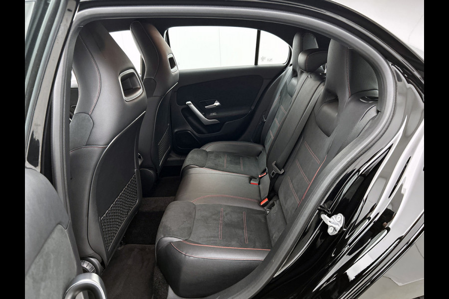 Mercedes-Benz A-Klasse 160 Advantage | AMG-line | Achteruitrijcamera | Lichtmetalen velgen | Navigatie | Parking support | Inclusief 24 maanden MB Certified garantie voor Europa.