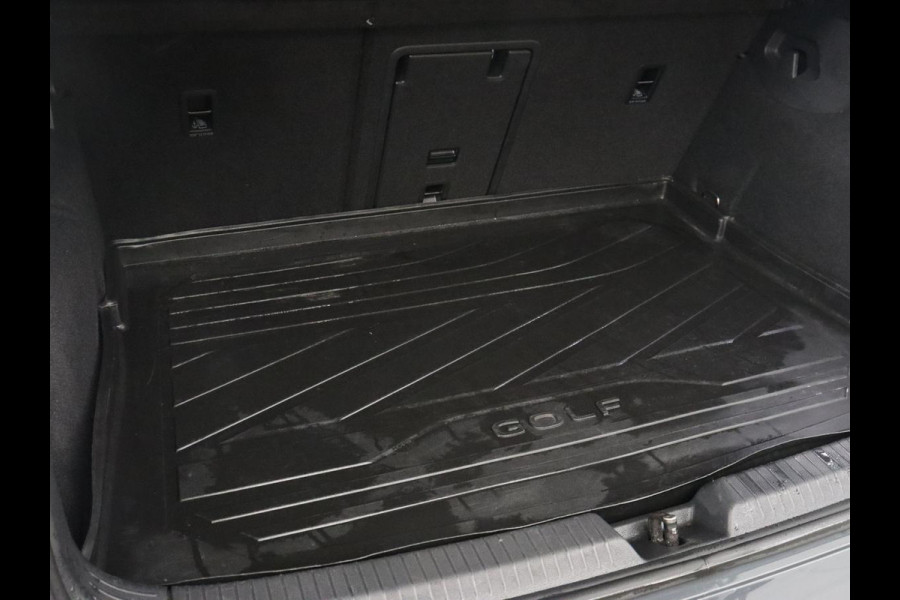 Volkswagen Golf 1.0 eTSI Life Business | Stoelverwarming | Massage | Carplay | Adaptive cruise | Sfeerverlichting | Navigatie | Park Assist | Getint glas | Full LED