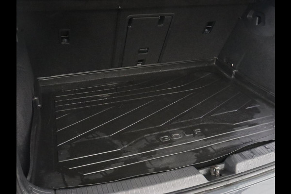 Volkswagen Golf 1.0 eTSI Life Business | Stoelverwarming | Massage | Carplay | Adaptive cruise | Sfeerverlichting | Navigatie | Park Assist | Getint glas | Full LED