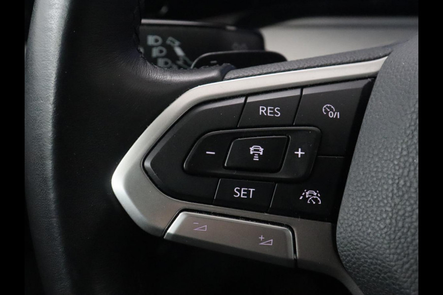 Volkswagen Golf 1.0 eTSI Life Business | Stoelverwarming | Massage | Carplay | Adaptive cruise | Sfeerverlichting | Navigatie | Park Assist | Getint glas | Full LED