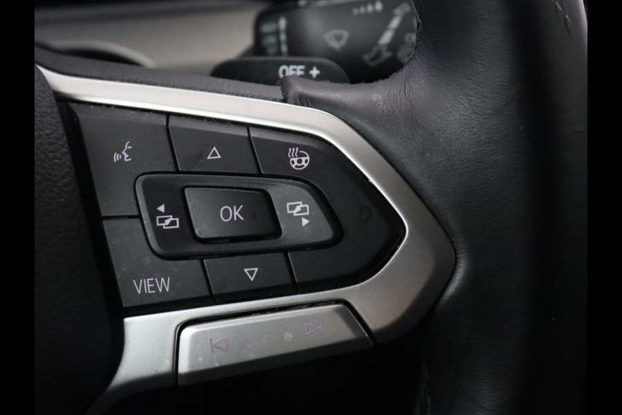 Volkswagen Golf 1.0 eTSI Life Business | Stoelverwarming | Massage | Carplay | Adaptive cruise | Sfeerverlichting | Navigatie | Park Assist | Getint glas | Full LED