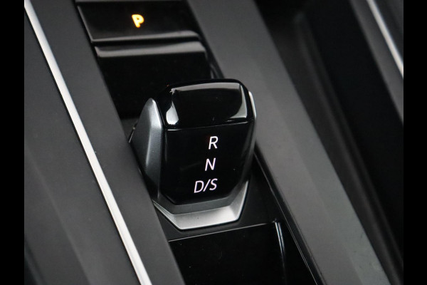 Volkswagen Golf 1.0 eTSI Life Business | Stoelverwarming | Massage | Carplay | Adaptive cruise | Sfeerverlichting | Navigatie | Park Assist | Getint glas | Full LED