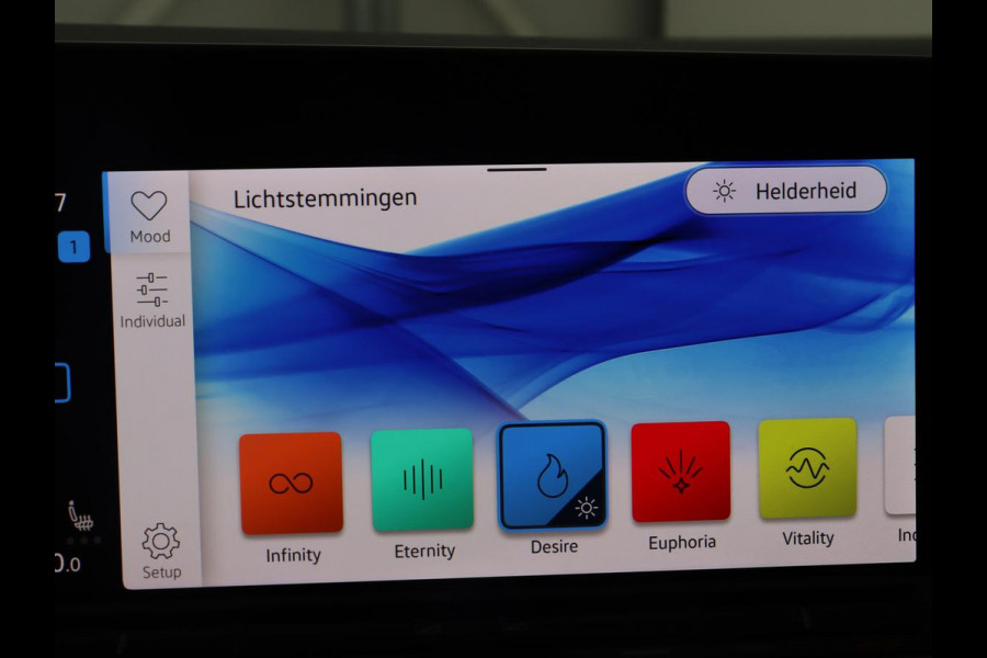 Volkswagen Golf 1.0 eTSI Life Business | Stoelverwarming | Massage | Carplay | Adaptive cruise | Sfeerverlichting | Navigatie | Park Assist | Getint glas | Full LED