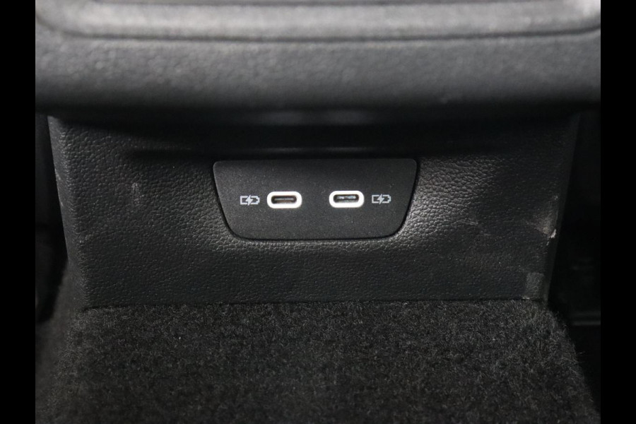 Volkswagen Golf 1.0 eTSI Life Business | Stoelverwarming | Massage | Carplay | Adaptive cruise | Sfeerverlichting | Navigatie | Park Assist | Getint glas | Full LED