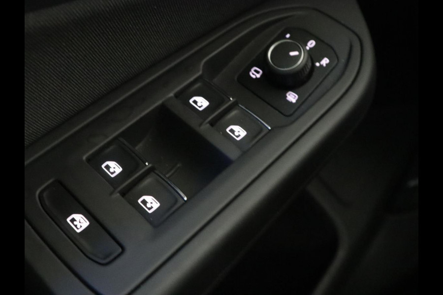 Volkswagen Golf 1.0 eTSI Life Business | Stoelverwarming | Massage | Carplay | Adaptive cruise | Sfeerverlichting | Navigatie | Park Assist | Getint glas | Full LED