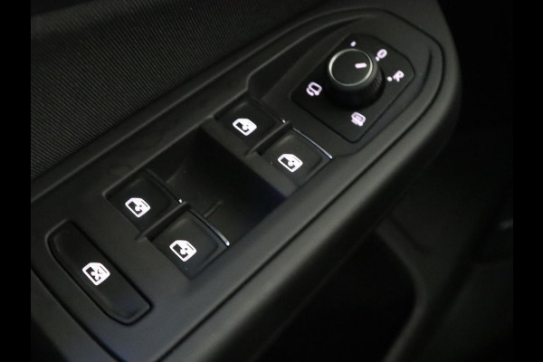 Volkswagen Golf 1.0 eTSI Life Business | Stoelverwarming | Massage | Carplay | Adaptive cruise | Sfeerverlichting | Navigatie | Park Assist | Getint glas | Full LED