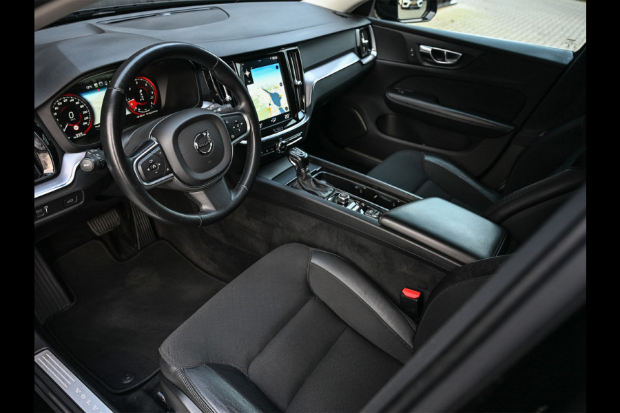 Volvo V60 2.0 D4 Momentum · Camera · Blis · Adaptive cruise · Virtual cockpit · Lane assist · Apple carplay/Android auto · Trekhaak