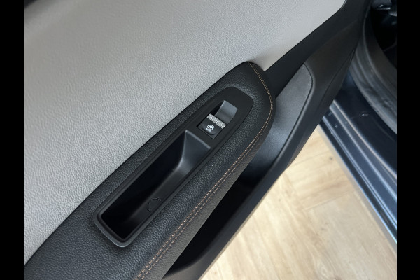 Renault Clio 1.6 E-Tech Hybrid 140 Initiale Paris | Groot Navi | Bose | 360 | PDC V+A | Stoel & stuurverwarming | 17" | 100% Dealer onderhouden!