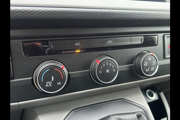 Volkswagen Transporter 2.0 TDI L2H1 28 Automaat Carplay Cruise PDC V+A DAB Airco Trekhaak
