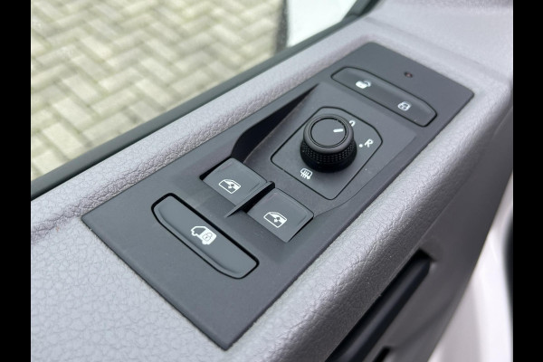 Volkswagen Transporter 2.0 TDI L2H1 28 Automaat Carplay Cruise PDC V+A DAB Airco Trekhaak