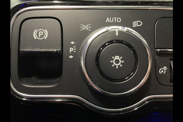 Mercedes-Benz CLA-Klasse Shooting Brake 180 Business Solution AMG Trekhaak Navigatie Camera Parkeersensoren Cruise Control AMG stoelen Stoelverwarming Sfeerverlichting Elektrische kofferklep Full Led Climate Control