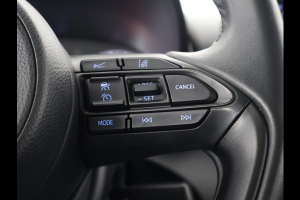 Toyota Yaris 1.5 HYBRIDE GRAYLINE NAVIGATIE GARANTIE TOT 2033 ! CAMERA.CRUISE. CLIMA.ALS NIEUW !