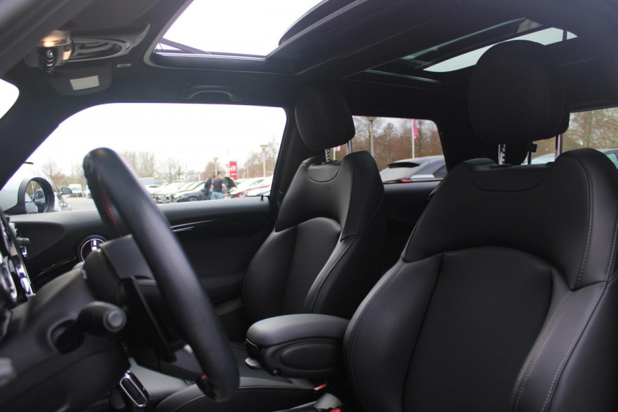 MINI John Cooper Works 2.0 231PK JCW | PANORAMISCH SCHUIF/KANTELDAK | HARMAN KARDON PREMIUM AUDIO SYSTEM | DRAADLOZE APPLE CARPLAY/ANDROID AUTO | NAVIGATIE | STOEL VERWARMING | KEYLESS ENTRY/START | SPORTONDERSTEL | 17" LICHTMETALEN VELGEN JCW "TRACK SPOKE" | JCW SPORT REMMEN | FULL LED KOPLAMPEN | UNION JACK LED ACHTERLICHTEN | PERFORMANCE CONTROL | PARKEERSENSOREN VOOR + ACHTER | 8 TRAPS SPORTAUTOMAAT | JCW ACHTERSPOILER | GETINTE ACHTERRUITEN | FULL LEDEREN BEKLEDING | WITTE STRIPING MOTORKAP EN WIT DAK | ALARM KLASSE 3 | MIDDENARMSTEUN | DRAADLOZE TELEFOONLADER | SERIOUS BUSINESS PAKKET