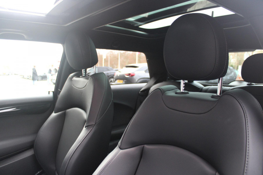 MINI John Cooper Works 2.0 231PK JCW | PANORAMISCH SCHUIF/KANTELDAK | HARMAN KARDON PREMIUM AUDIO SYSTEM | DRAADLOZE APPLE CARPLAY/ANDROID AUTO | NAVIGATIE | STOEL VERWARMING | KEYLESS ENTRY/START | SPORTONDERSTEL | 17" LICHTMETALEN VELGEN JCW "TRACK SPOKE" | JCW SPORT REMMEN | FULL LED KOPLAMPEN | UNION JACK LED ACHTERLICHTEN | PERFORMANCE CONTROL | PARKEERSENSOREN VOOR + ACHTER | 8 TRAPS SPORTAUTOMAAT | JCW ACHTERSPOILER | GETINTE ACHTERRUITEN | FULL LEDEREN BEKLEDING | WITTE STRIPING MOTORKAP EN WIT DAK | ALARM KLASSE 3 | MIDDENARMSTEUN | DRAADLOZE TELEFOONLADER | SERIOUS BUSINESS PAKKET