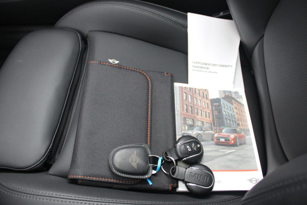 MINI John Cooper Works 2.0 231PK JCW | PANORAMISCH SCHUIF/KANTELDAK | HARMAN KARDON PREMIUM AUDIO SYSTEM | DRAADLOZE APPLE CARPLAY/ANDROID AUTO | NAVIGATIE | STOEL VERWARMING | KEYLESS ENTRY/START | SPORTONDERSTEL | 17" LICHTMETALEN VELGEN JCW "TRACK SPOKE" | JCW SPORT REMMEN | FULL LED KOPLAMPEN | UNION JACK LED ACHTERLICHTEN | PERFORMANCE CONTROL | PARKEERSENSOREN VOOR + ACHTER | 8 TRAPS SPORTAUTOMAAT | JCW ACHTERSPOILER | GETINTE ACHTERRUITEN | FULL LEDEREN BEKLEDING | WITTE STRIPING MOTORKAP EN WIT DAK | ALARM KLASSE 3 | MIDDENARMSTEUN | DRAADLOZE TELEFOONLADER | SERIOUS BUSINESS PAKKET