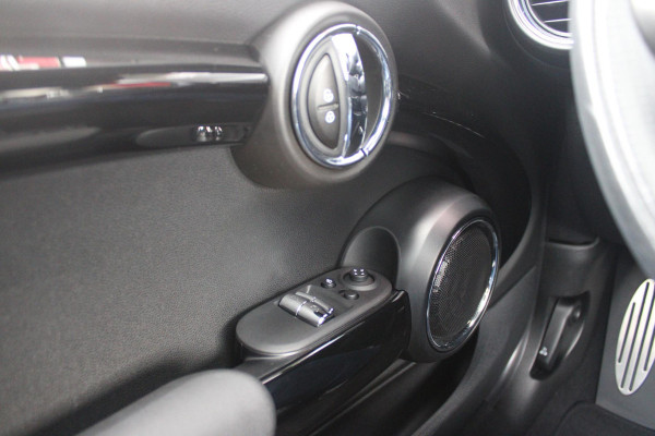 MINI John Cooper Works 2.0 231PK JCW | PANORAMISCH SCHUIF/KANTELDAK | HARMAN KARDON PREMIUM AUDIO SYSTEM | DRAADLOZE APPLE CARPLAY/ANDROID AUTO | NAVIGATIE | STOEL VERWARMING | KEYLESS ENTRY/START | SPORTONDERSTEL | 17" LICHTMETALEN VELGEN JCW "TRACK SPOKE" | JCW SPORT REMMEN | FULL LED KOPLAMPEN | UNION JACK LED ACHTERLICHTEN | PERFORMANCE CONTROL | PARKEERSENSOREN VOOR + ACHTER | 8 TRAPS SPORTAUTOMAAT | JCW ACHTERSPOILER | GETINTE ACHTERRUITEN | FULL LEDEREN BEKLEDING | WITTE STRIPING MOTORKAP EN WIT DAK | ALARM KLASSE 3 | MIDDENARMSTEUN | DRAADLOZE TELEFOONLADER | SERIOUS BUSINESS PAKKET