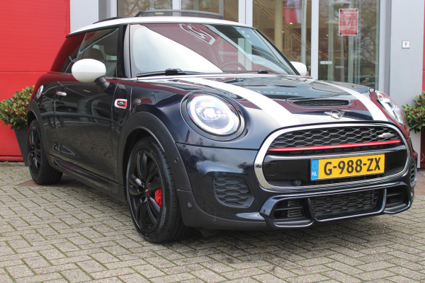MINI John Cooper Works 2.0 231PK JCW | PANORAMISCH SCHUIF/KANTELDAK | HARMAN KARDON PREMIUM AUDIO SYSTEM | DRAADLOZE APPLE CARPLAY/ANDROID AUTO | NAVIGATIE | STOEL VERWARMING | KEYLESS ENTRY/START | SPORTONDERSTEL | 17" LICHTMETALEN VELGEN JCW "TRACK SPOKE" | JCW SPORT REMMEN | FULL LED KOPLAMPEN | UNION JACK LED ACHTERLICHTEN | PERFORMANCE CONTROL | PARKEERSENSOREN VOOR + ACHTER | 8 TRAPS SPORTAUTOMAAT | JCW ACHTERSPOILER | GETINTE ACHTERRUITEN | FULL LEDEREN BEKLEDING | WITTE STRIPING MOTORKAP EN WIT DAK | ALARM KLASSE 3 | MIDDENARMSTEUN | DRAADLOZE TELEFOONLADER | SERIOUS BUSINESS PAKKET