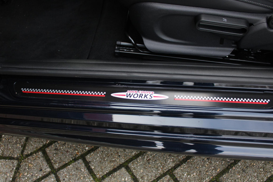 MINI John Cooper Works 2.0 231PK JCW | PANORAMISCH SCHUIF/KANTELDAK | HARMAN KARDON PREMIUM AUDIO SYSTEM | DRAADLOZE APPLE CARPLAY/ANDROID AUTO | NAVIGATIE | STOEL VERWARMING | KEYLESS ENTRY/START | SPORTONDERSTEL | 17" LICHTMETALEN VELGEN JCW "TRACK SPOKE" | JCW SPORT REMMEN | FULL LED KOPLAMPEN | UNION JACK LED ACHTERLICHTEN | PERFORMANCE CONTROL | PARKEERSENSOREN VOOR + ACHTER | 8 TRAPS SPORTAUTOMAAT | JCW ACHTERSPOILER | GETINTE ACHTERRUITEN | FULL LEDEREN BEKLEDING | WITTE STRIPING MOTORKAP EN WIT DAK | ALARM KLASSE 3 | MIDDENARMSTEUN | DRAADLOZE TELEFOONLADER | SERIOUS BUSINESS PAKKET