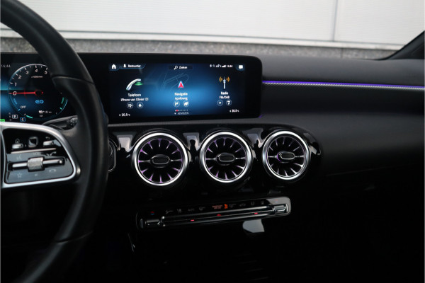 Mercedes-Benz A-Klasse 250 e Luxury / SOH 93% / 19inch / Sfeer verlichting / Widescreen / Camera / Carplay /