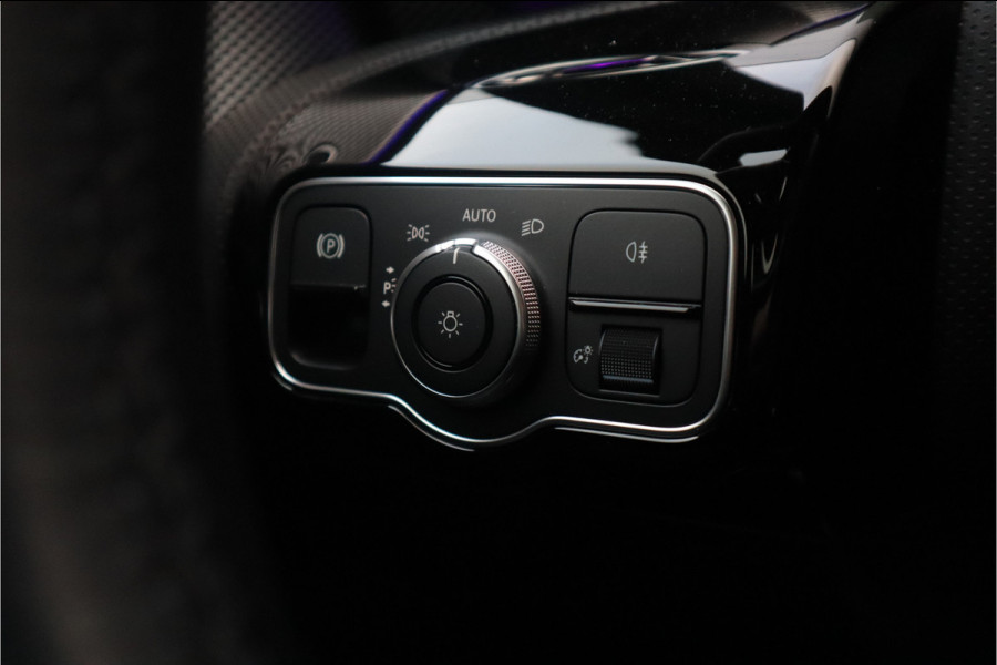 Mercedes-Benz A-Klasse 250 e Luxury / SOH 93% / 19inch / Sfeer verlichting / Widescreen / Camera / Carplay /