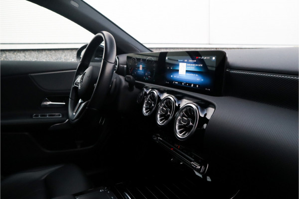 Mercedes-Benz A-Klasse 250 e Luxury / SOH 93% / 19inch / Sfeer verlichting / Widescreen / Camera / Carplay /