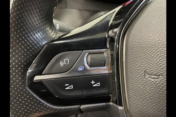 Peugeot e-208 EV GT 350 50 kWh Automaat Navigatie Apple Carplay/Android Auto Camera Parkeersensoren Cruise Control Stoelverwarming Half leder Climate Control Lichtmetalen velgen