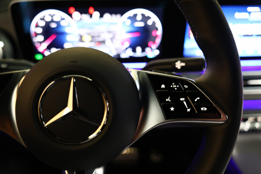 Mercedes-Benz V-Klasse V300d 4Matic XXL LUCHTVERING LEDER CARPLAY STOELVENT. '24 Er wordt ook de bank op de 3e rij bijgeleverd+ tussenschot